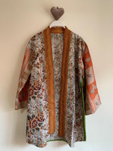 Cargar imagen en el visor de la galería, Kimono Vintage Silk Kantha Jacket - Sanjanaandme 
