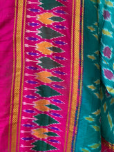 Carica l&#39;immagine nel visualizzatore di Gallery, Vintage Silk Kimono
