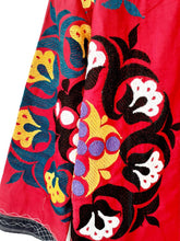 Carica l&#39;immagine nel visualizzatore di Gallery, Vintage Suzani kimono
