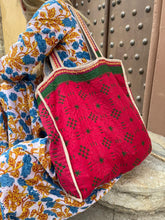 Cargar imagen en el visor de la galería, Reversible Kantha Market Bag
