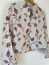 Cargar imagen en el visor de la galería, White tulips short jacket
