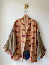 Carica l&#39;immagine nel visualizzatore di Gallery, Silk vintage kantha kimono
