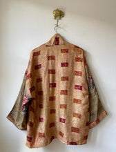 Carica l&#39;immagine nel visualizzatore di Gallery, Silk vintage kantha kimono
