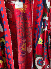 Carica l&#39;immagine nel visualizzatore di Gallery, Suzani Vintage Kimono
