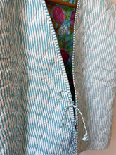 Carica l&#39;immagine nel visualizzatore di Gallery, Short reversible quilted vest
