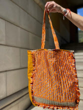 Charger l&#39;image dans la galerie, Quilted Silk Sari bag
