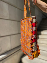 Charger l&#39;image dans la galerie, Quilted Silk Sari bag

