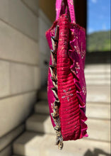 Carica l&#39;immagine nel visualizzatore di Gallery, Quilted Silk Sari bag
