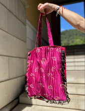 Carica l&#39;immagine nel visualizzatore di Gallery, Quilted Silk Sari bag
