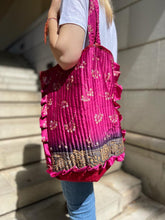 Cargar imagen en el visor de la galería, Quilted Silk Sari bag
