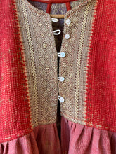 Carica l&#39;immagine nel visualizzatore di Gallery, Vintage Kantha long jacket
