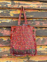 Cargar imagen en el visor de la galería, Quilted Silk Sari bag
