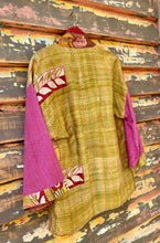 Cargar imagen en el visor de la galería, Reversible silk kantha kimono
