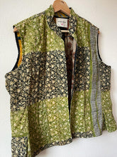 Charger l&#39;image dans la galerie, Vintage kantha reversible vest

