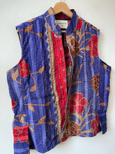 Cargar imagen en el visor de la galería, Vintage kantha reversible vest

