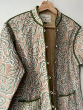 Carica l&#39;immagine nel visualizzatore di Gallery, Block Print Quilted Reversible Jacket

