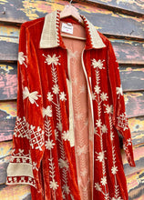 Cargar imagen en el visor de la galería, Silk velvet embroidered kimono
