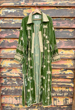 Cargar imagen en el visor de la galería, Velvet embroidered kimono
