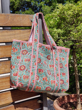 Cargar imagen en el visor de la galería, Block Print quilted bags
