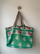 Cargar imagen en el visor de la galería, Vintage Kantha Shopping Bag
